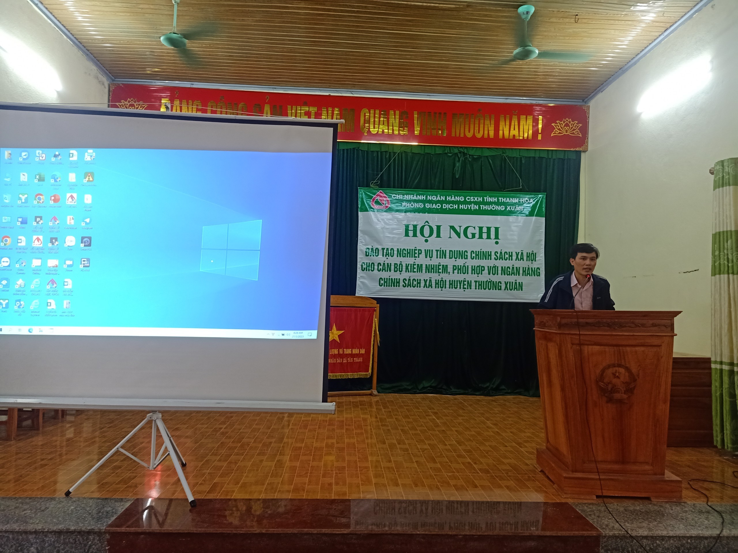 (Lãnh đạo Ngân hàng CSXH huyện phát biểu tại hội nghị)