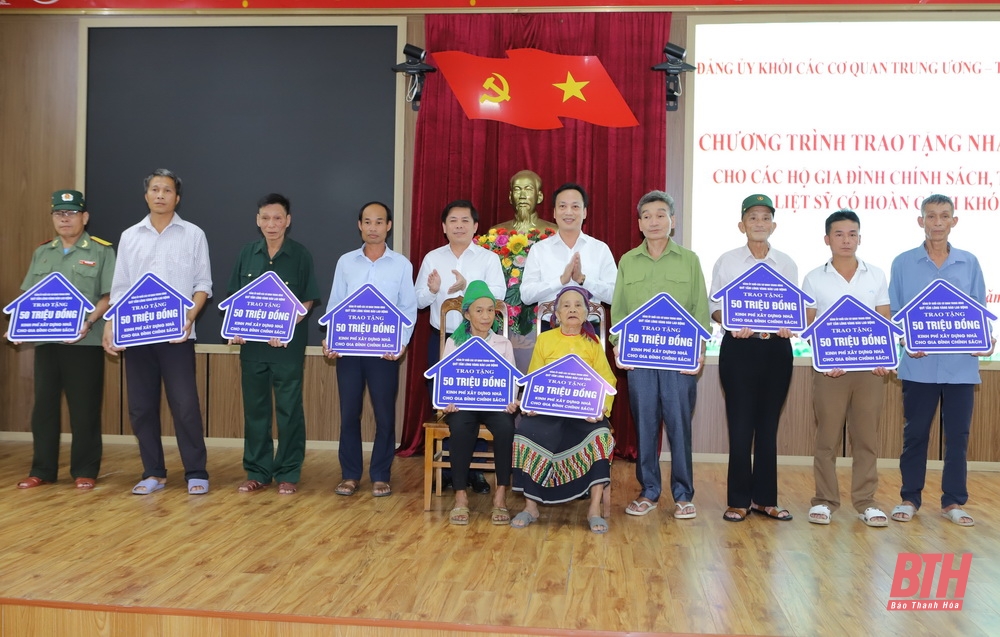 Bí thư Đảng ủy Khối các cơ quan Trung ương Nguyễn Văn Thể và Phó Bí thư Thường trực Đảng ủy Lại Xuân Lâm trao tặng kinh phí xây dựng nhà tình nghĩa cho 10 hộ gia đình thương binh, liệt sĩ có hoàn cảnh khó khăn tại huyện Thường Xuân.