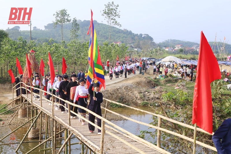 Rước lễ vật từ nhà văn hóa thôn Lùm Nưa vào hang Mường.