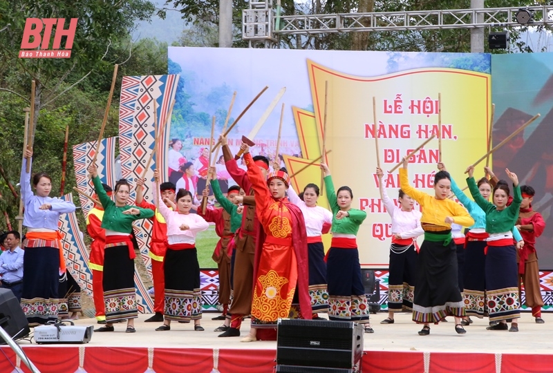 Hoạt cảnh sân khấu tái hiện Nàng Han cùng dân bản đánh giặc.