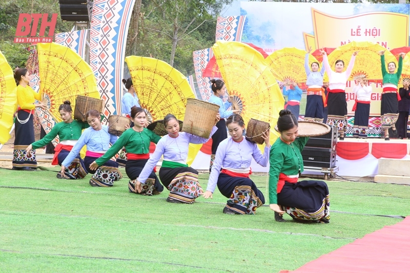 Hoạt cảnh sân khấu tái hiện cảnh sinh hoạt của dân bản.