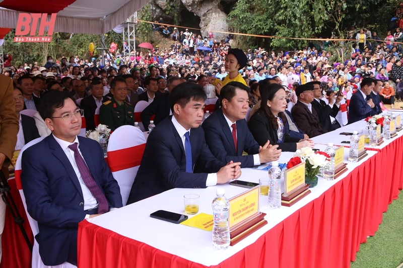Lãnh đạo huyện Thường Xuân và các đại biểu dự buổi lễ.