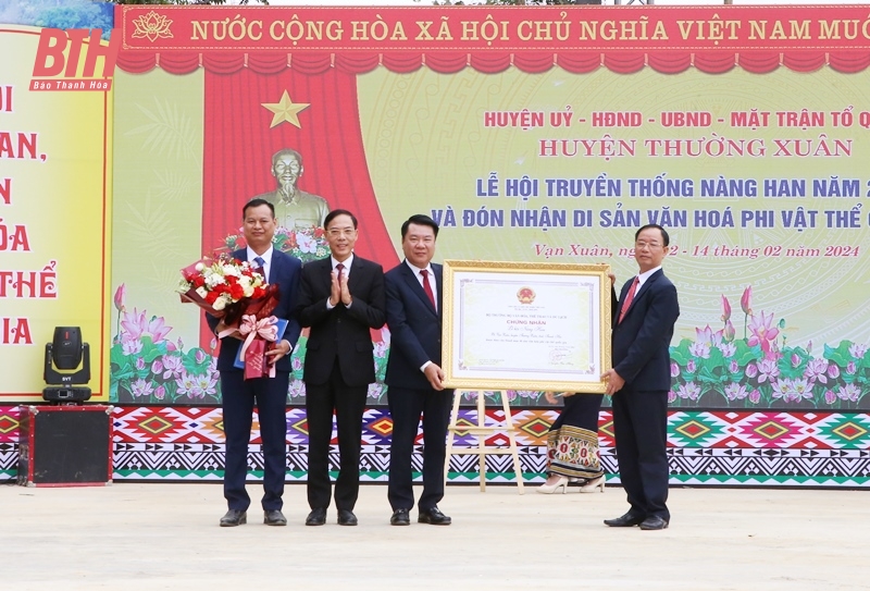Thừa ủy quyền của Bộ trưởng Bộ Văn hóa, Thể thao và Du lịch, Phó Chủ tịch UBND tỉnh Đầu Thanh Tùng trao chứng nhận công nhận Danh mục di sản văn hóa phi vật thể Quốc gia Lễ hội Nàng Han cho lãnh đạo huyện Thường Xuân và xã Vạn Xuân.