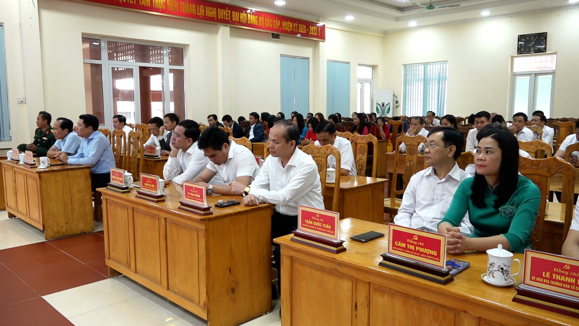 Các đồng chí UV BTV Huyện ủy tham dự Hội nghị