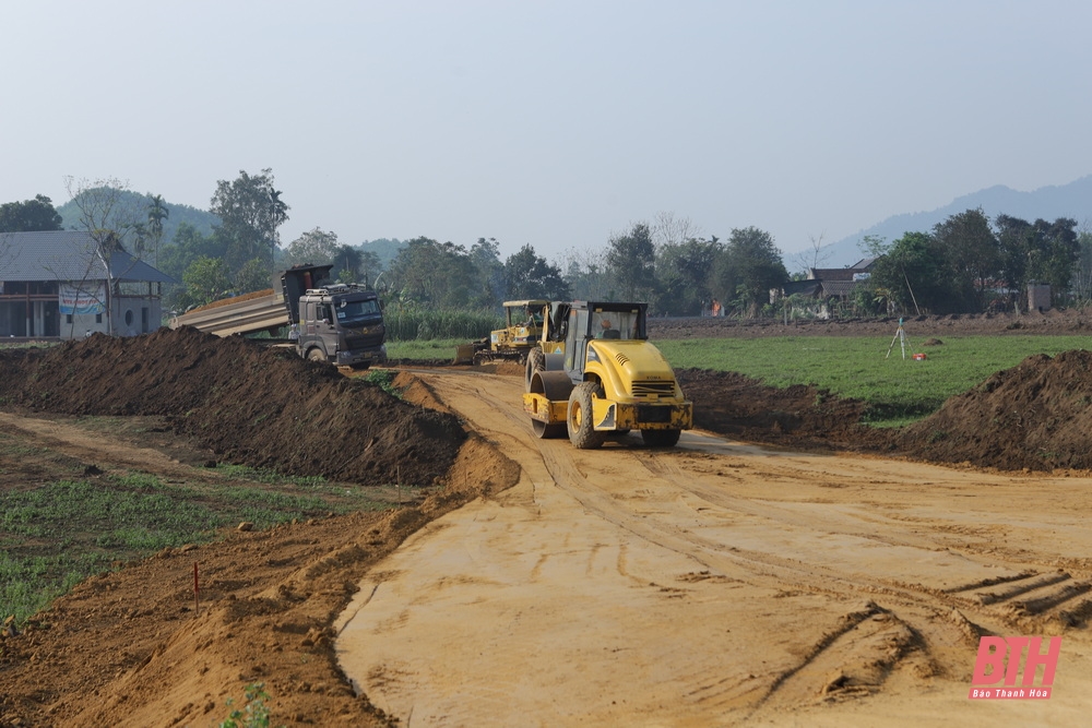 Nhà thầu triển khai thi công dự án đường từ Quốc lộ 47 đi cầu Tổ Rồng tại xã Xuân Cao.