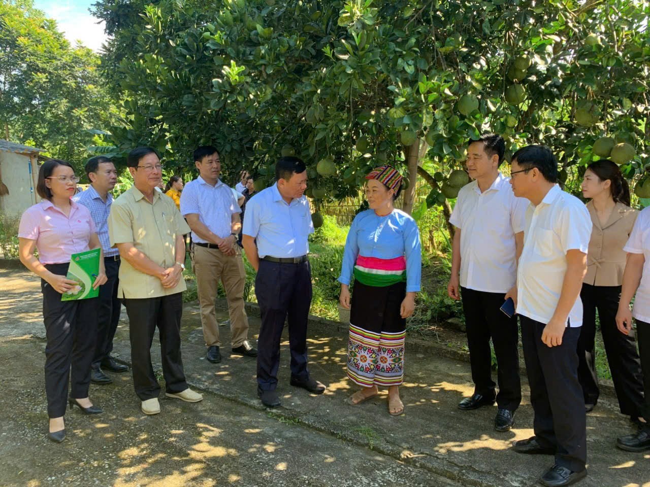 Đồng chí Nguyễn Văn Thi, Ủy viên Ban Thường vụ Tỉnh ủy, Phó Chủ tịch Thường trực UBND tỉnh, Trưởng ban đại diện HĐQT NHCSXH tỉnh Thanh Hóa và đoàn công tác kiểm tra sử dụng vốn vay tại hộ bà Vi Thị Hoài, thôn Nhàng, xã Luận Khê, huyện Thường Xuân, tỉnh Thanh Hóa vay vốn chương trình xuất khẩu lao động