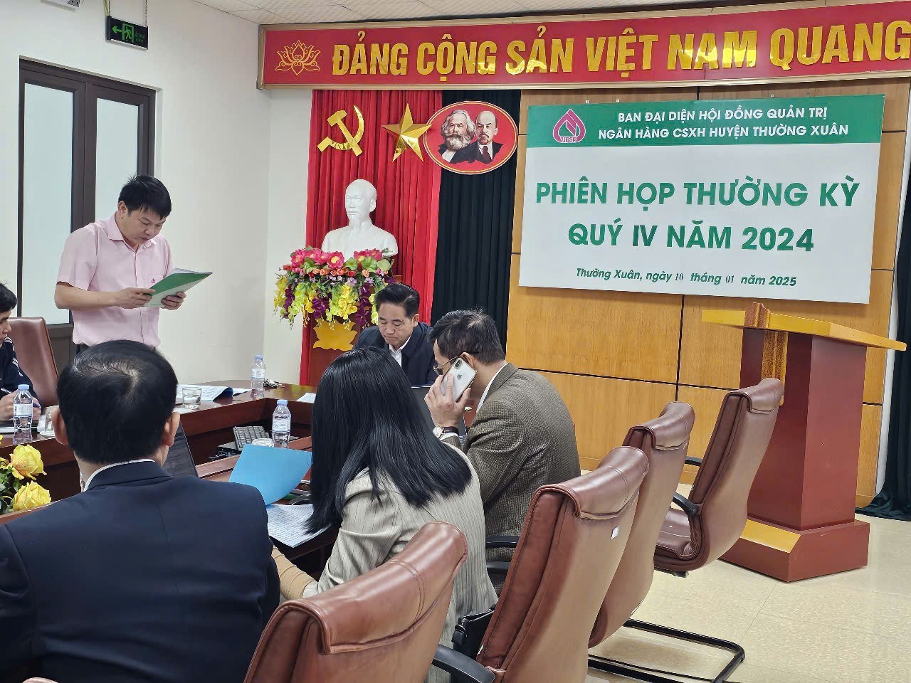 Ông Đỗ Hoài Nam, Giám đốc Ngân hàng CSXH huyện báo cáo kết quả hoạt động năm 2024, triển khai phương hướng, nhiệm vụ trọng tâm năm 2025