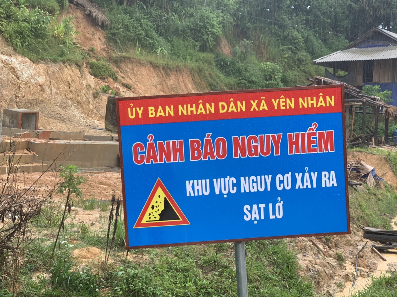 Biển cảnh báo nguy cơ sạt lở tại xã Yên Nhân