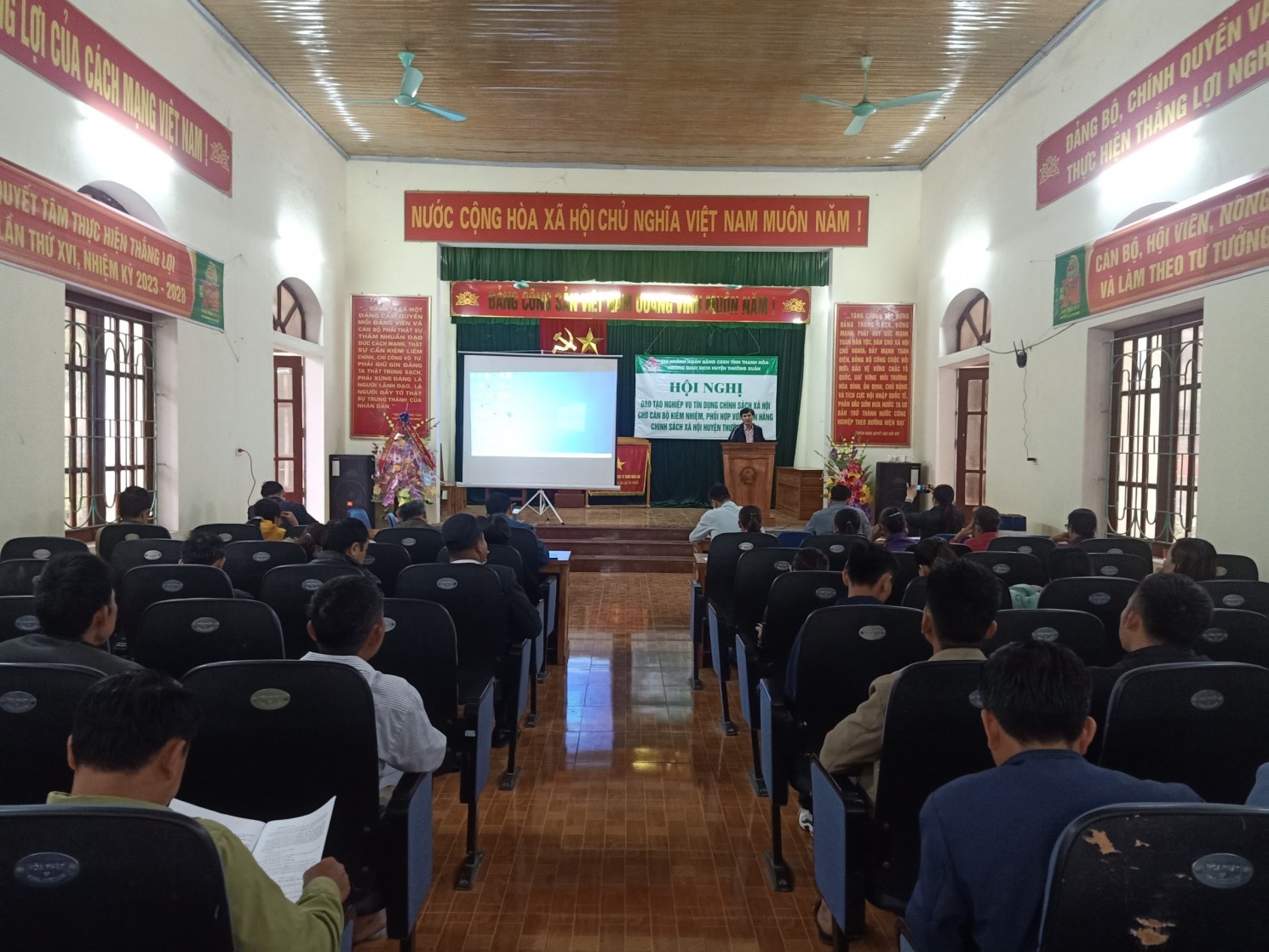 (đại biểu tham gia tại hội nghị đào tạonghiệp vụ NHCSXH)