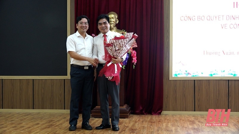Lãnh đạo huyện Thường Xuân chúc mừng đồng chí Cầm Bá Lâm