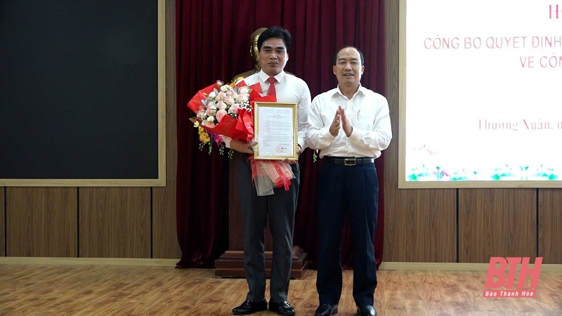 Đồng chí Phó Chủ tịch Thường trực HĐND tỉnh Lê Tiến Lam trao quyết định, tặng hoa chúc mừng và giao nhiệm vụ cho đồng chí Cầm Bá Lâm.