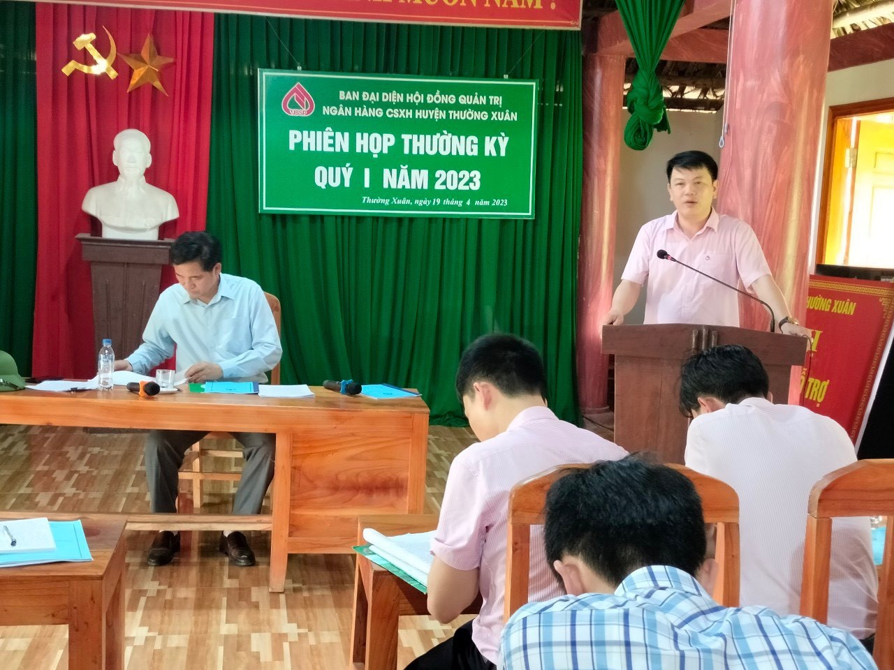 Đồng chí Đỗ Hoài Nam, Giám đốc Ngân hàng CSXH huyện báo cáo kết quả hoạt động Quý I, triển khai phương hướng nhiệm vụ Quý II năm 2023