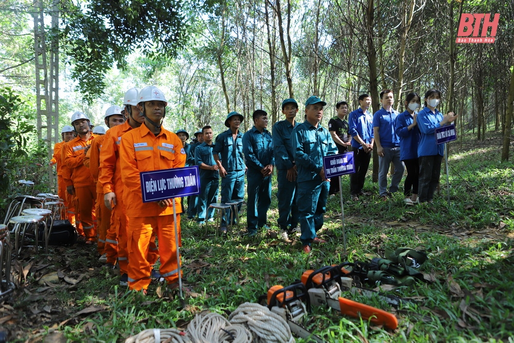 Cán bộ, công nhân viên Điện lực Thường Xuân cùng các tổ chức đoàn thể huyện Thọ Xuân tham gia lễ ra quân giải phóng hành lang an toàn lưới điện.