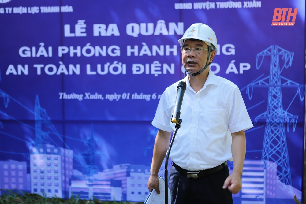 Ông Lê Thanh Bình, Phó Giám đốc Công ty Điện lực Thanh Hóa phát biểu tại lễ ra quân