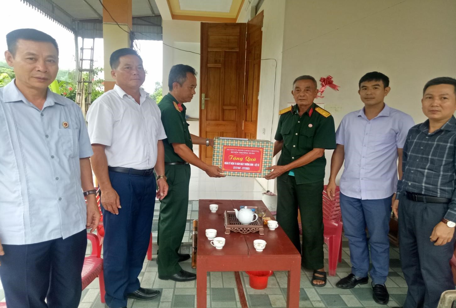 Đồng chí Lê Chí Dũng, Uỷ viên BTV Huyện ủy - Chỉ huy trưởng Ban chỉ huy Quân Sự huyện và Đoàn công tác của huyện, thăm, tặng quà thương binh, nạn nhân nhiễm chất độc Da cam/dioxin Vi Ngọc Thước, ở thôn Lửa xã Yên Nhân