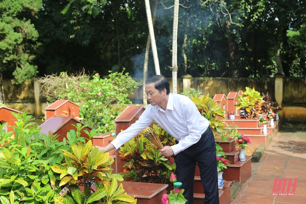 Chủ tịch UBND tỉnh Đỗ Minh Tuấn dâng hương lên phần mộ liệt sĩ.