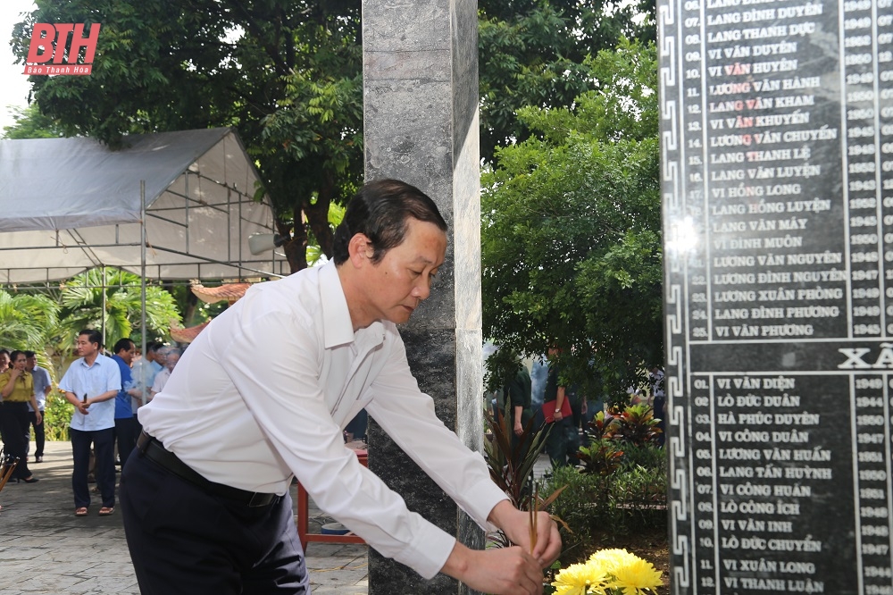 Chủ tịch UBND tỉnh Đỗ Minh Tuấn dâng hương tưởng niệm các Anh hùng liệt sĩ.