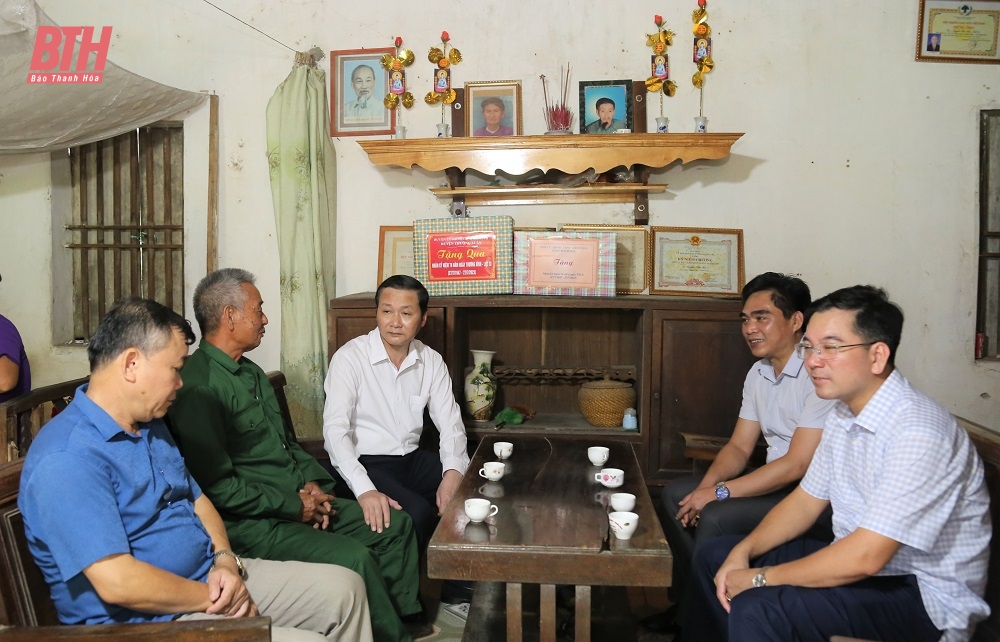 Chủ tịch UBND tỉnh Đỗ Minh Tuấn cùng các thành viên trong đoàn thăm hỏi, động viên thương binh Nguyễn Hữu Mai