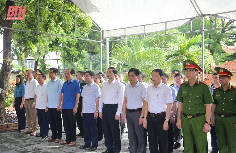 Đồng chí Đỗ Minh Tuấn, Phó Bí thư Tỉnh ủy, Chủ tịch UBND tỉnh cùng các thành viên trong đoàn dâng hương, dâng hoa viếng các Anh hùng liệt sĩ tại Nghĩa trang liệt sĩ huyện Thường Xuân.