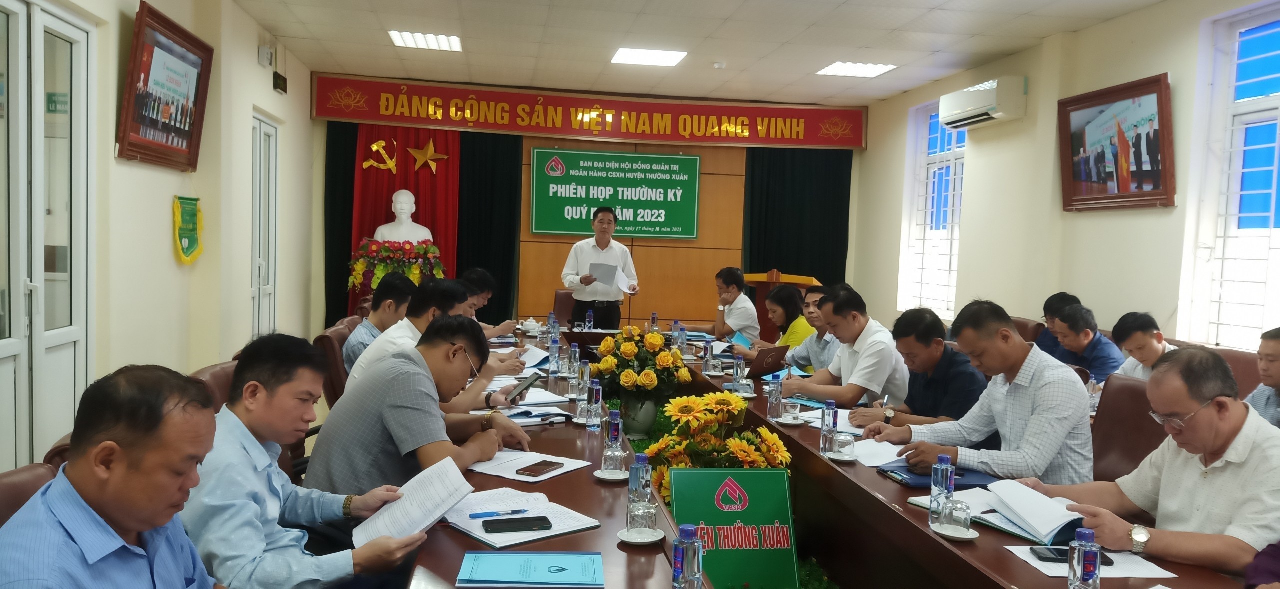 Đồng chí Cầm Bá Đứng, Ủy viên Ban Thường vụ Huyện ủy, Phó Chủ tịch Thường trực UBND huyện, Trưởng Ban đại diện Hội đồng quản trị Ngân hàng CSXH huyện phát biểu khai mạc hội nghị