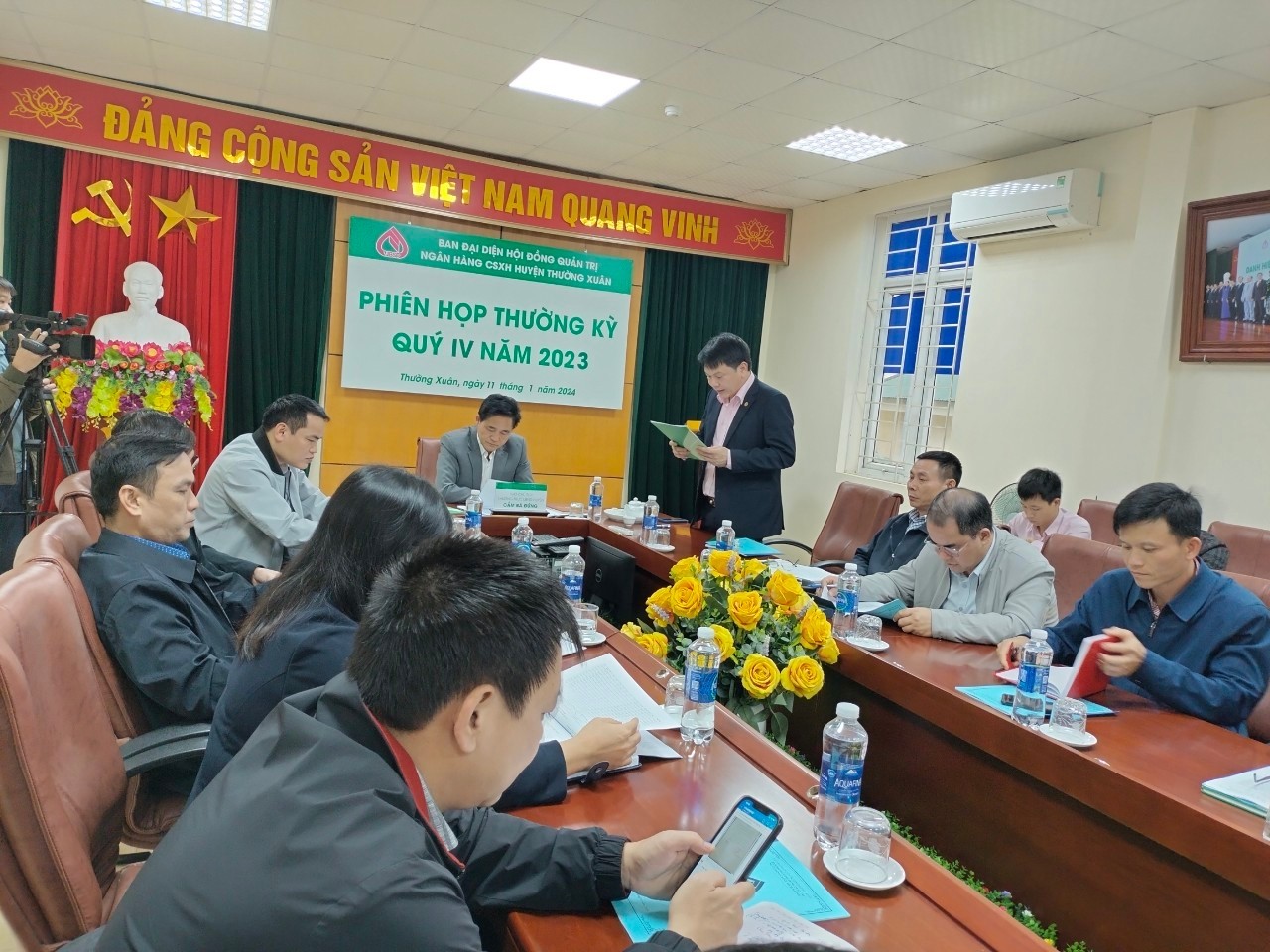 Ông Đỗ Hoài Nam, Giám đốc Ngân hàng CSXH huyện báo cáo tổng kết hoạt động của Ban đại diện HĐQT Ngân hàng CSXH năm 2023, triển khai phương hướng, nhiệm vụ và giải pháp năm 2024