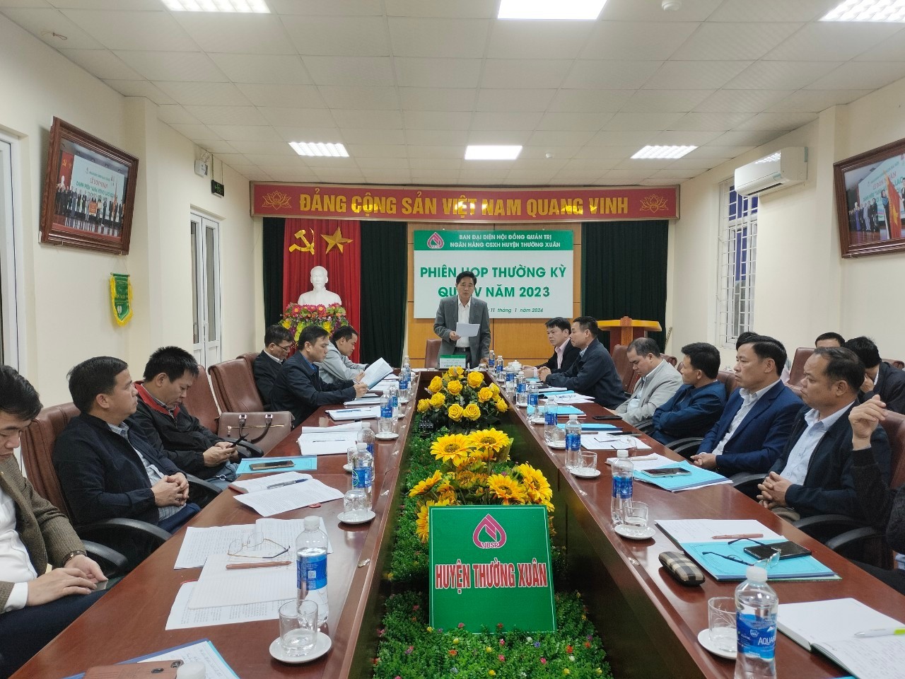 Đồng chí Cầm Bá Đứng, UV BTV Huyện ủy, Phó Chủ tịch Thường trực UBND huyện, Trưởng Ban đại diện HĐQT NHCSXH huyện phát biểu khai mạc hội nghị