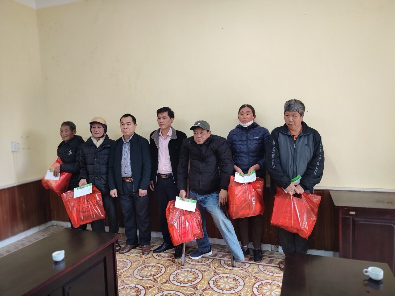 Ông Nguyễn Văn Trung Phó Giám đốc, Chủ tịch Công đoàn bộ trao quà cho các hội viên hội chất độc da cam huyện.