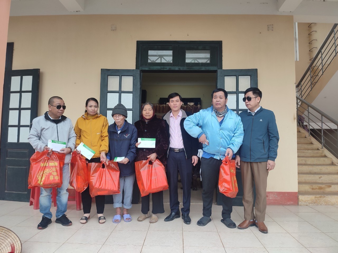Đại diện NHCSXH huyện ông Nguyễn Văn Trung Phó Giám đốc, Chủ tịch Công đoàn bộ trao quà cho các hội viên hội người mù huyện.